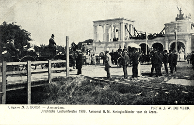 220614 Afbeelding van de aankomst van koningin-moeder Emma bij het nagebouwde Circus Maximus op het Suikerterrein ...